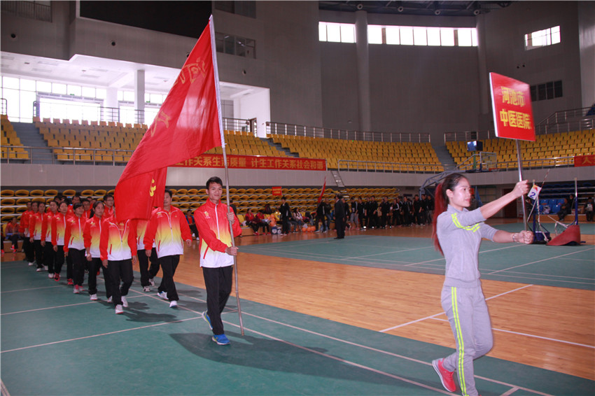 医院代表团昂头阔步走在运动会开幕式上
