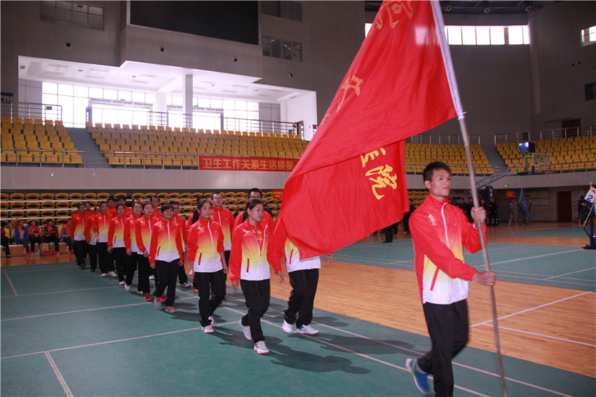 医院代表团昂头阔步走在运动会开幕式上